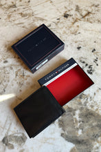 Cargar imagen en el visor de la galería, Billetera de cuero para hombre, color negro, marca Tommy Hilfiger