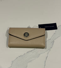Cargar imagen en el visor de la galería, Billetera para mujer Tommy Hilfiger color beige