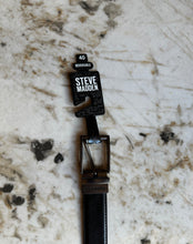 Cargar imagen en el visor de la galería, Cinturón de cuero para hombre, reversible negro/marrón, marca Steve Madden, estilo casual y de vestir para uso diario. Modelo A