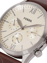 Cargar imagen en el visor de la galería, Reloj para hombre multifunción, esfera color crema satinada y correa de cuero marrón. Caja de acero inoxidable plateado de 44 mm.