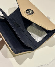 Cargar imagen en el visor de la galería, Billetera para mujer Tommy Hilfiger color beige