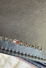 Cargar imagen en el visor de la galería, Billetera de cuero para hombre Tommy Hilfiger