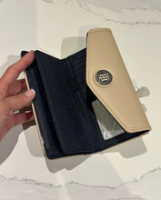 Cargar imagen en el visor de la galería, Billetera para mujer Tommy Hilfiger color beige