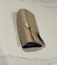 Cargar imagen en el visor de la galería, Billetera para mujer Tommy Hilfiger color beige
