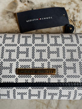 Cargar imagen en el visor de la galería, Billetera para mujer color azul Tommy Hilfiger