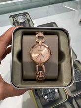 Cargar imagen en el visor de la galería, Reloj para mujer, color rose gold, acero inoxidable, case mediano 32 mm.