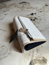 Cargar imagen en el visor de la galería, Billetera para mujer color beige Tommy Hilfiger