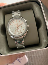 Cargar imagen en el visor de la galería, Reloj para mujer, color silver, acero inoxidable, case mediano 34 mm.