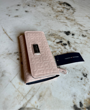 Cargar imagen en el visor de la galería, Billetera para mujer Tommy Hilfiger color rosado