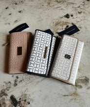 Cargar imagen en el visor de la galería, Billetera para mujer color beige Tommy Hilfiger