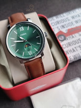 Cargar imagen en el visor de la galería, Reloj para hombre multifunción, esfera verde y correa de cuero marrón. Caja plateada de 43 mm.