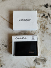 Cargar imagen en el visor de la galería, Billetera de cuero para hombre, color negro, marca Calvin Klein