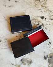 Cargar imagen en el visor de la galería, Billetera de cuero para hombre, color negro, marca Tommy Hilfiger
