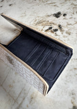 Cargar imagen en el visor de la galería, Billetera para mujer color beige Tommy Hilfiger