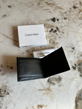 Cargar imagen en el visor de la galería, Billetera de cuero para hombre, color negro, marca Calvin Klein