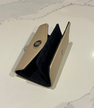 Cargar imagen en el visor de la galería, Billetera para mujer Tommy Hilfiger color beige