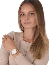 Cargar imagen en el visor de la galería, Reloj para mujer en dos tonos: silver y rose gold, acero inoxidable, con esfera color silver. Case mediano 38mm.