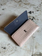 Cargar imagen en el visor de la galería, Billetera para mujer Tommy Hilfiger color rosado