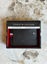 Cargar imagen en el visor de la galería, Billetera de cuero para hombre, color marrón oscuro, marca Tommy Hilfiger