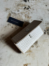 Cargar imagen en el visor de la galería, Billetera para mujer color beige Tommy Hilfiger