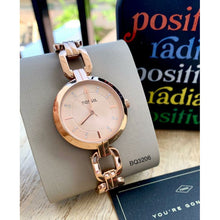 Cargar imagen en el visor de la galería, Reloj para mujer, color rose gold, acero inoxidable, case mediano 32 mm.