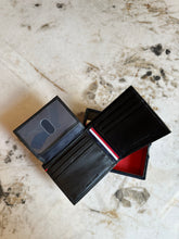 Cargar imagen en el visor de la galería, Billetera de cuero para hombre Tommy Hilfiger