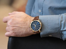 Cargar imagen en el visor de la galería, Reloj para hombre multifunción, esfera azul y correa de cuero marrón. Caja dorada de 43 mm.