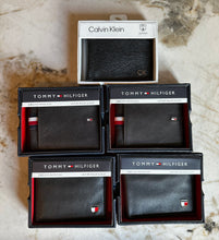 Cargar imagen en el visor de la galería, Billetera de cuero para hombre, color marrón oscuro, marca Tommy Hilfiger