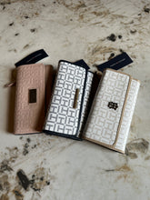 Cargar imagen en el visor de la galería, Billetera para mujer color azul Tommy Hilfiger