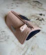 Cargar imagen en el visor de la galería, Billetera para mujer Tommy Hilfiger color rosado