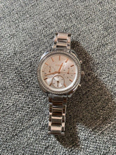 Cargar imagen en el visor de la galería, Reloj para mujer, color silver, acero inoxidable, case mediano 34 mm.