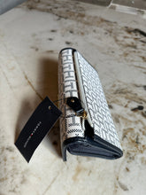 Cargar imagen en el visor de la galería, Billetera para mujer color azul Tommy Hilfiger