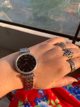 Cargar imagen en el visor de la galería, Reloj para mujer color silver, con dial color negro