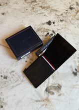Cargar imagen en el visor de la galería, Billetera de cuero para hombre, color negro, marca Tommy Hilfiger