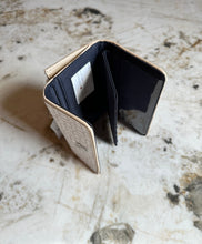 Cargar imagen en el visor de la galería, Billetera para mujer color beige Tommy Hilfiger
