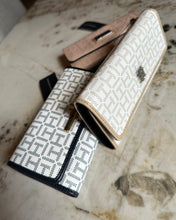 Cargar imagen en el visor de la galería, Billetera para mujer color beige Tommy Hilfiger