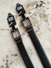 Cargar imagen en el visor de la galería, Cinturón de cuero para hombre, reversible negro/marrón, marca Steve Madden, estilo casual y de vestir para uso diario. Modelo A