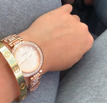Cargar imagen en el visor de la galería, Reloj para mujer color rose gold, acero inoxidable, con dial color rose gold. Case mediano 34mm.