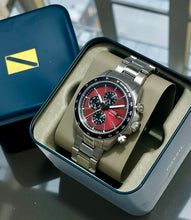 Cargar imagen en el visor de la galería, Reloj para hombre Fossil multifunción, esfera roja con detalles negros y pulsera de acero inoxidable plateado. Caja de 42 mm.