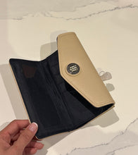 Cargar imagen en el visor de la galería, Billetera para mujer Tommy Hilfiger color beige