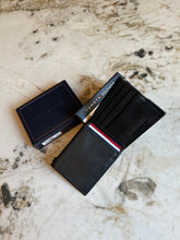 Cargar imagen en el visor de la galería, Billetera de cuero para hombre, color negro, marca Tommy Hilfiger
