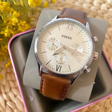 Cargar imagen en el visor de la galería, Reloj para hombre multifunción, esfera color crema satinada y correa de cuero marrón. Caja de acero inoxidable plateado de 44 mm.