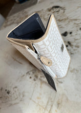 Cargar imagen en el visor de la galería, Billetera para mujer color beige Tommy Hilfiger
