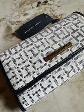 Cargar imagen en el visor de la galería, Billetera para mujer color azul Tommy Hilfiger