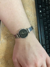 Cargar imagen en el visor de la galería, Reloj para mujer color silver, con dial color negro