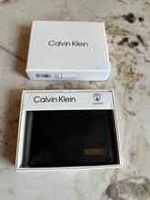 Cargar imagen en el visor de la galería, Billetera de cuero para hombre, color negro, marca Calvin Klein