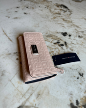 Cargar imagen en el visor de la galería, Billetera para mujer Tommy Hilfiger color rosado
