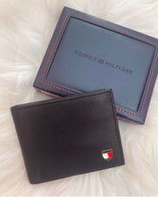 Cargar imagen en el visor de la galería, Billetera de cuero para hombre, color negro, marca Tommy Hilfiger