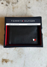 Cargar imagen en el visor de la galería, Billetera de cuero para hombre, color negro, marca Tommy Hilfiger