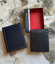 Cargar imagen en el visor de la galería, Billetera de cuero para hombre, color negro, marca Tommy Hilfiger